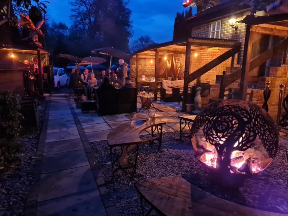 The Red Lion & Cellar Room, 베치워스 외부 사진