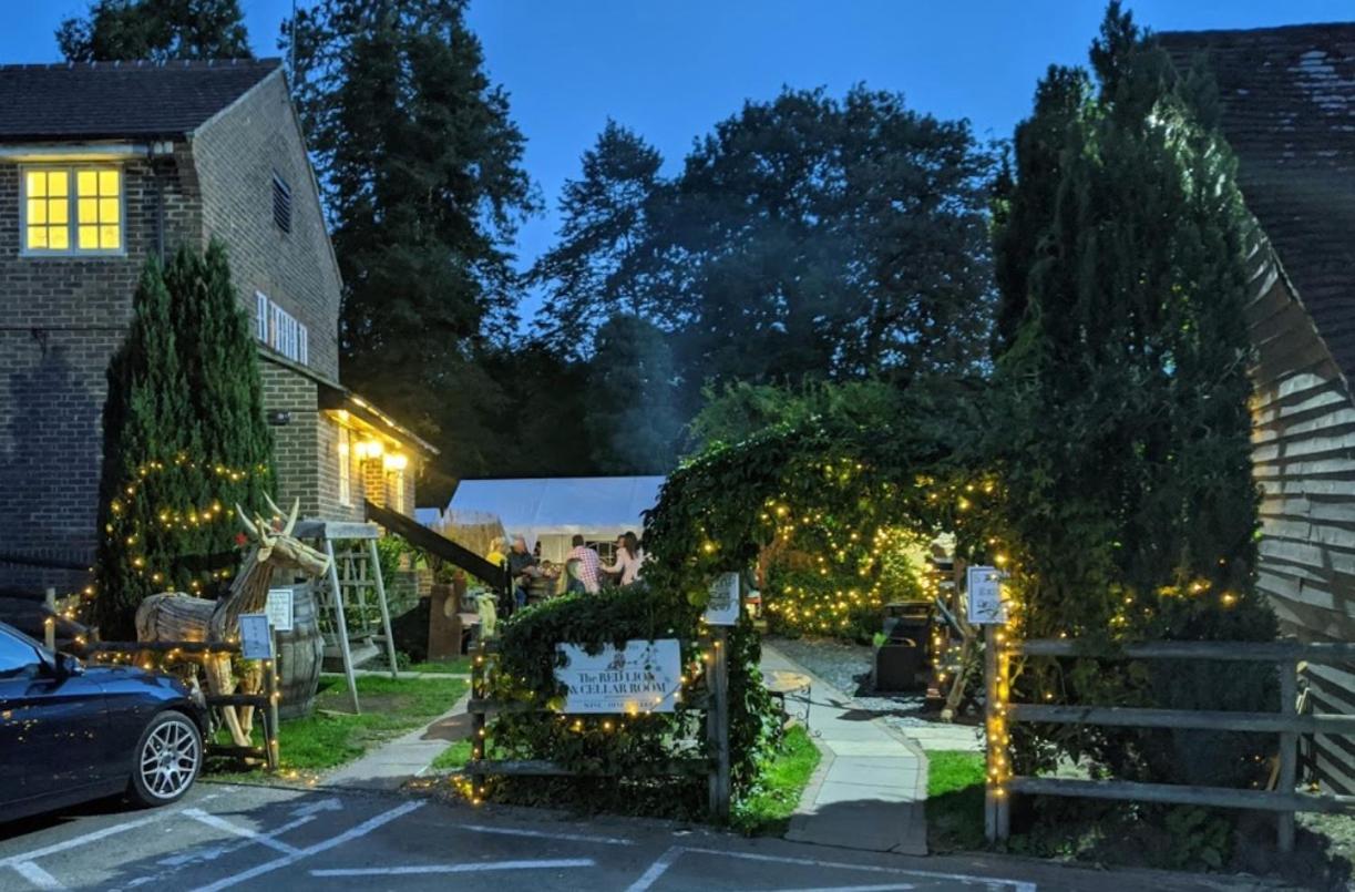 The Red Lion & Cellar Room, 베치워스 외부 사진